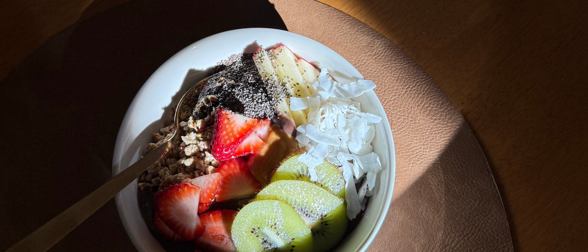 Açai greens smoothie bowl with SANA Nourishing Greens, banana and fresh berries